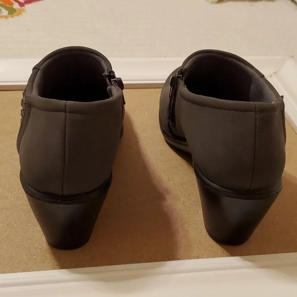 NWOT Easy Street gray ankle booties size 7 1/2 WW